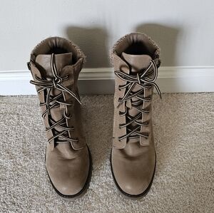 Mia Women’s Heeled Light Brown Combat Boots Like New‎ Size 7
